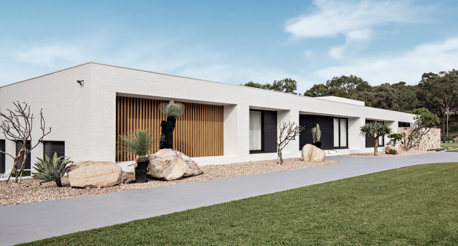 NEWS_Inbetweentext_600x375_Oak&Orange-PalmSpringFacade-Screen-front