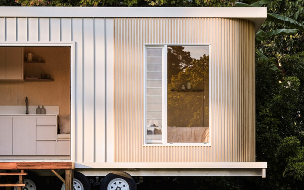 decobatten 25mm series on tiny home facade