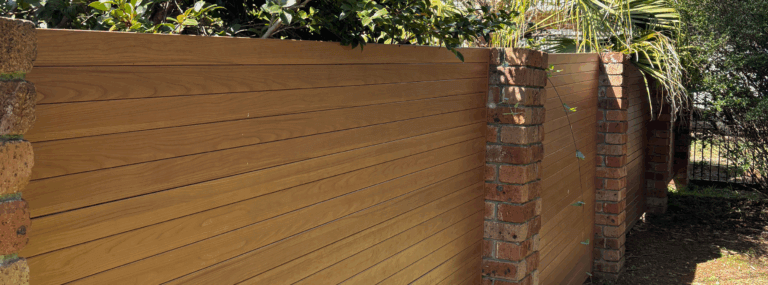 DecoSlat fence - timber look aluminium