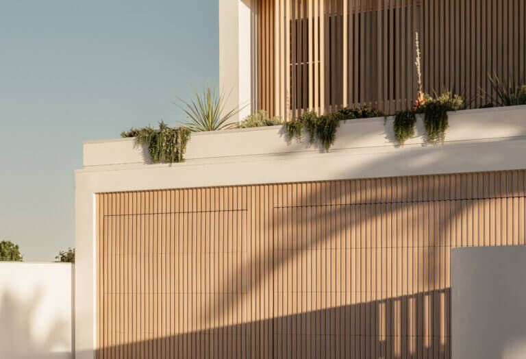 DecoBatten Curly Birch Garage Door. Project by Burleigh Constructions.